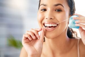 Guide to Flossing with Clear Aligners